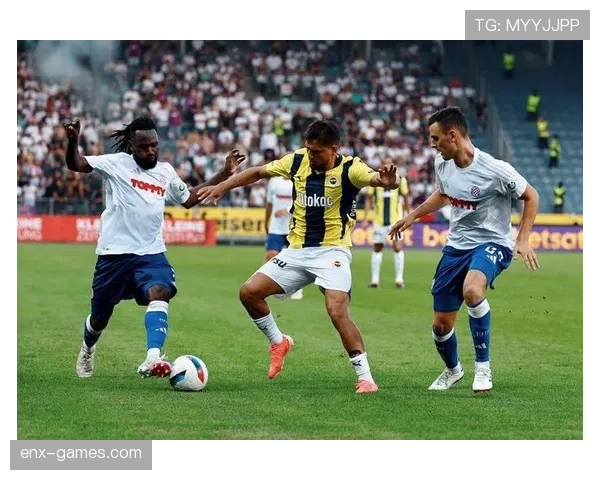 足球明星近期表现稳健，状态回暖备受关注